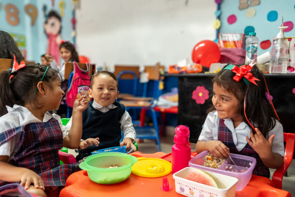 Children eating school meals in Guatemala