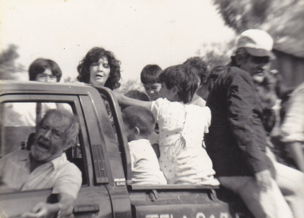 Padre Fabretto en un pick up