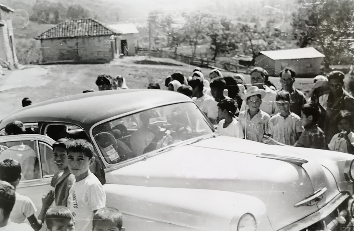 Father Fabretto arriving in San José de Cusmapa by car in 1964.